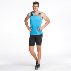 Männer, die ärmelloses Hemd Training führen, tragen Sport-T-Shirt